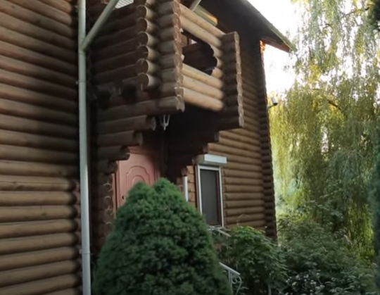 Собственное озеро и фонтан из Италии: Зибров показал свое роскошное загородное имение